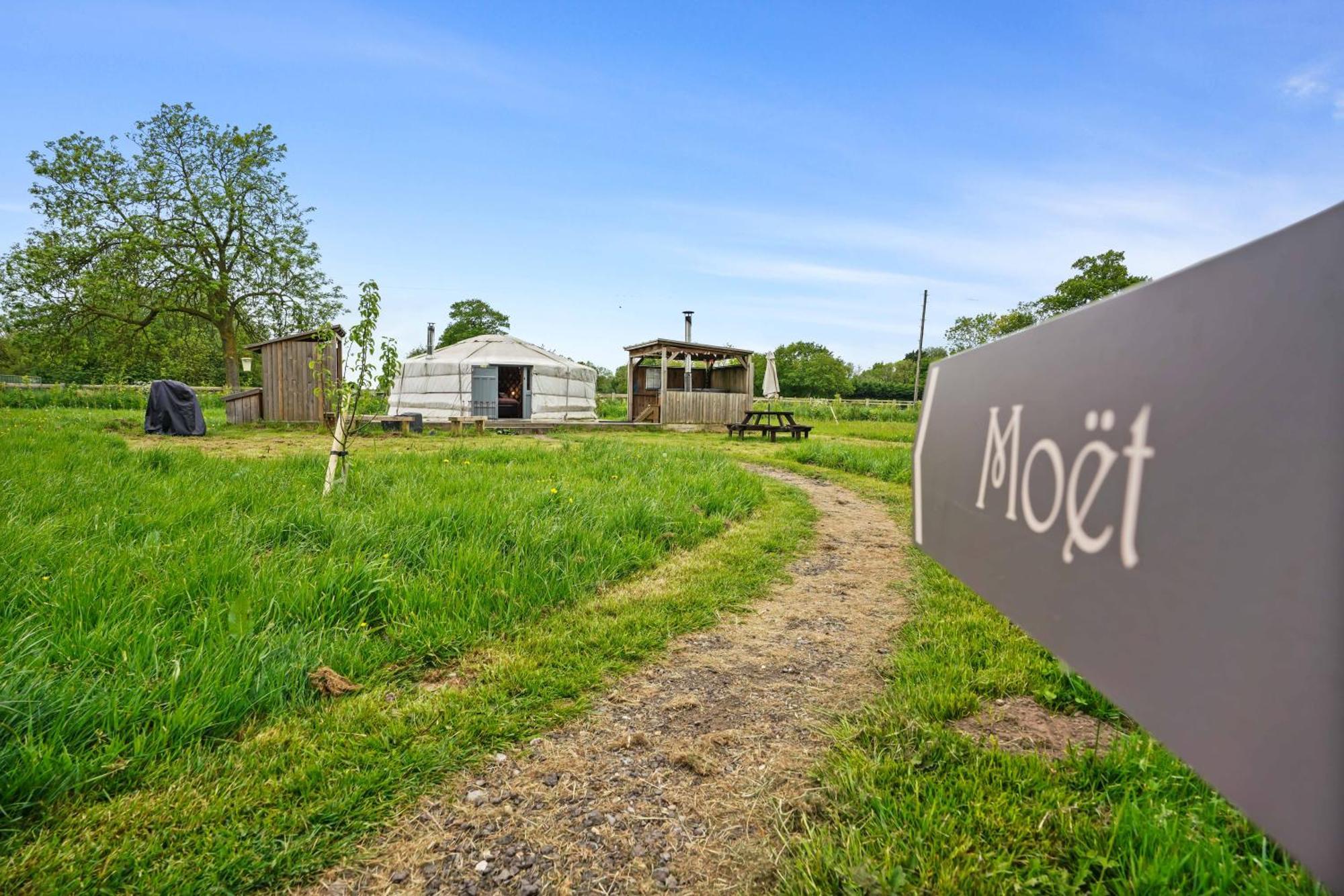Hotel Glamp&Tipple Ltd Great Ellingham Esterno foto