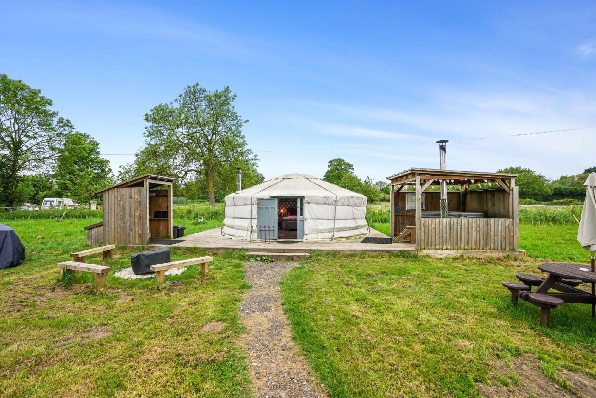 Hotel Glamp&Tipple Ltd Great Ellingham Esterno foto