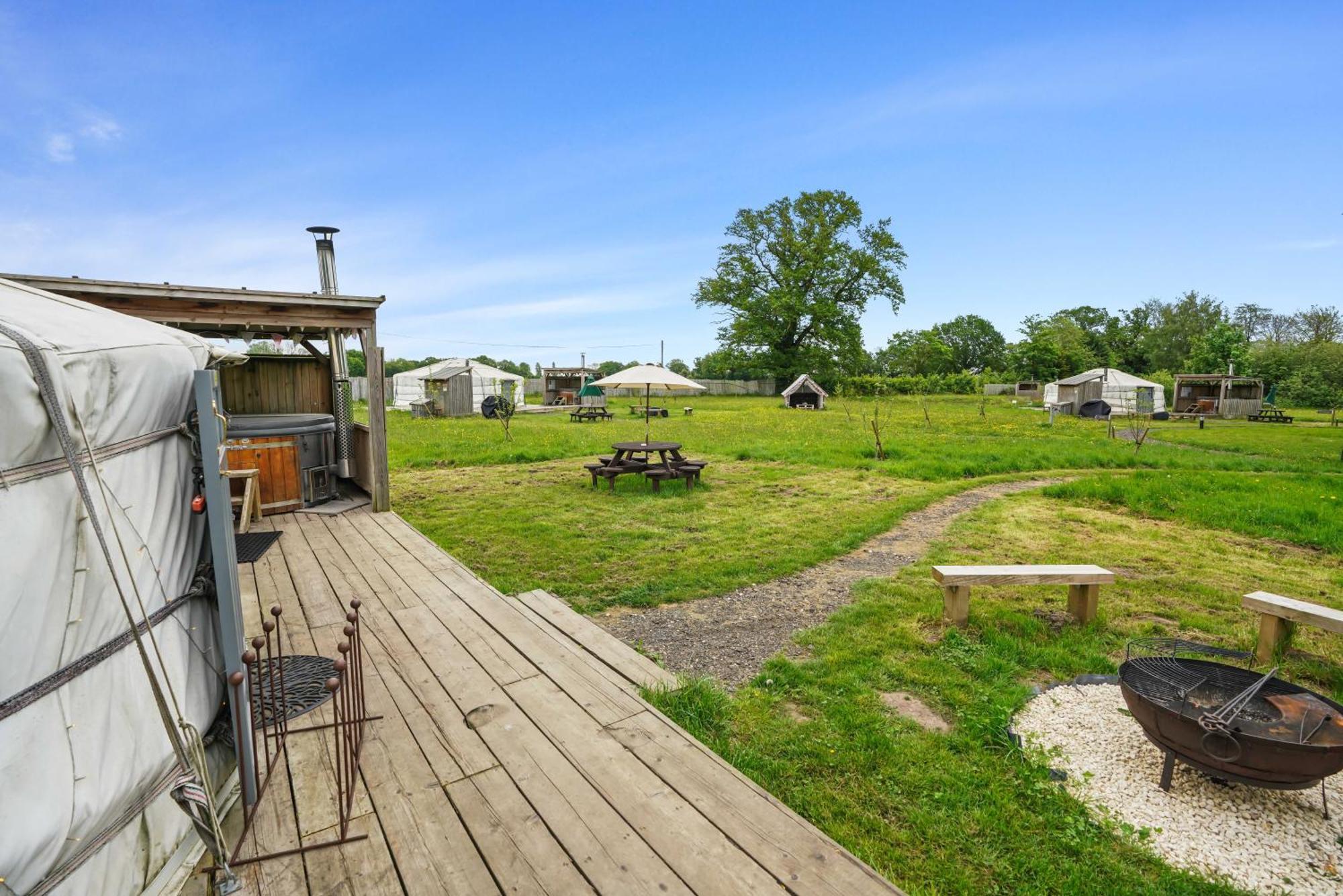 Hotel Glamp&Tipple Ltd Great Ellingham Esterno foto