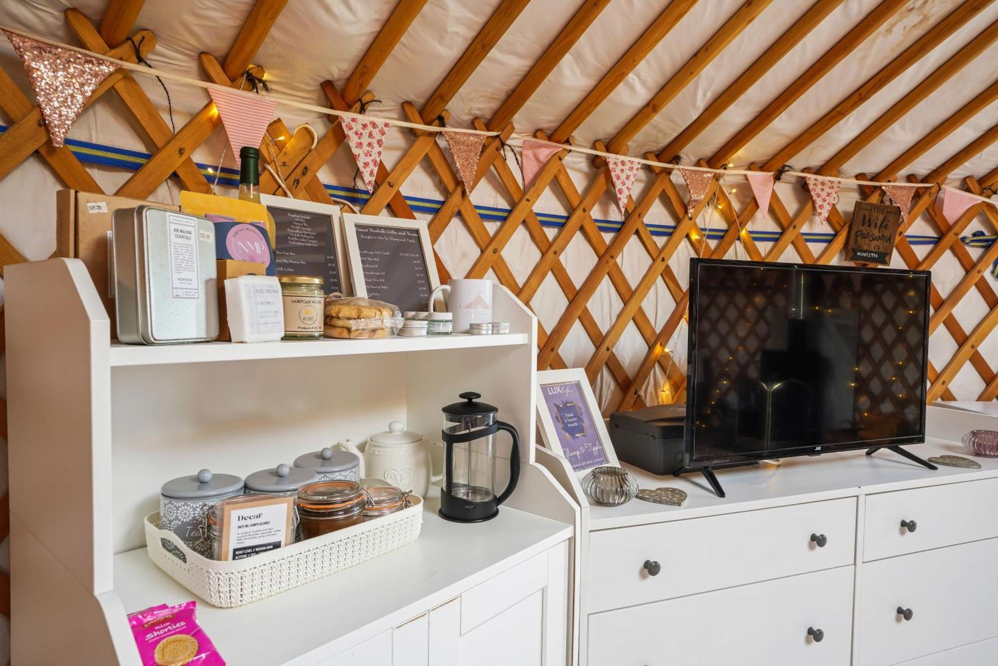 Hotel Glamp&Tipple Ltd Great Ellingham Esterno foto
