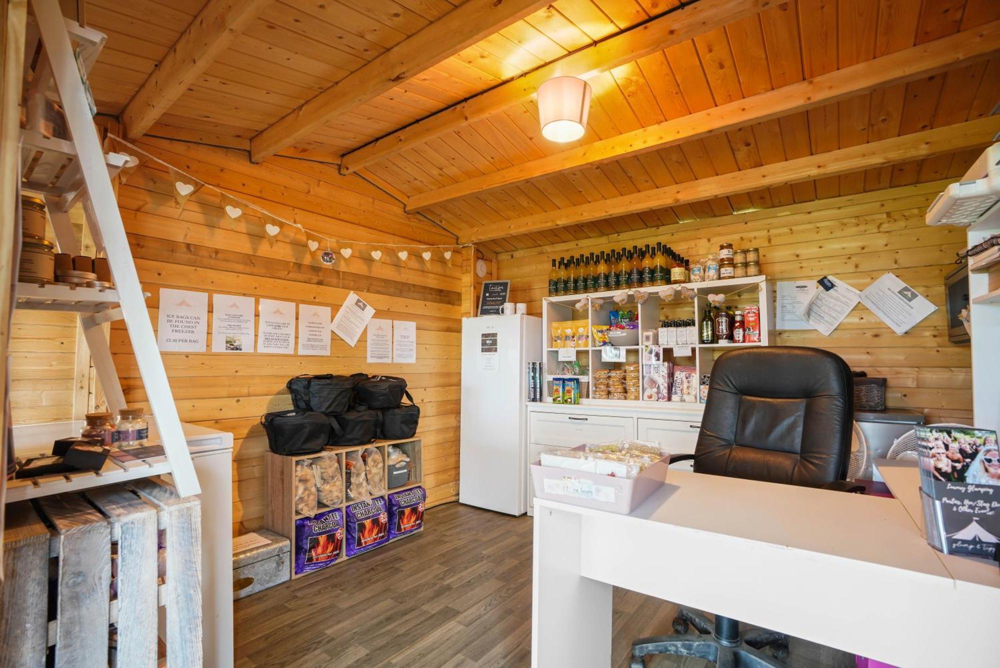 Hotel Glamp&Tipple Ltd Great Ellingham Esterno foto