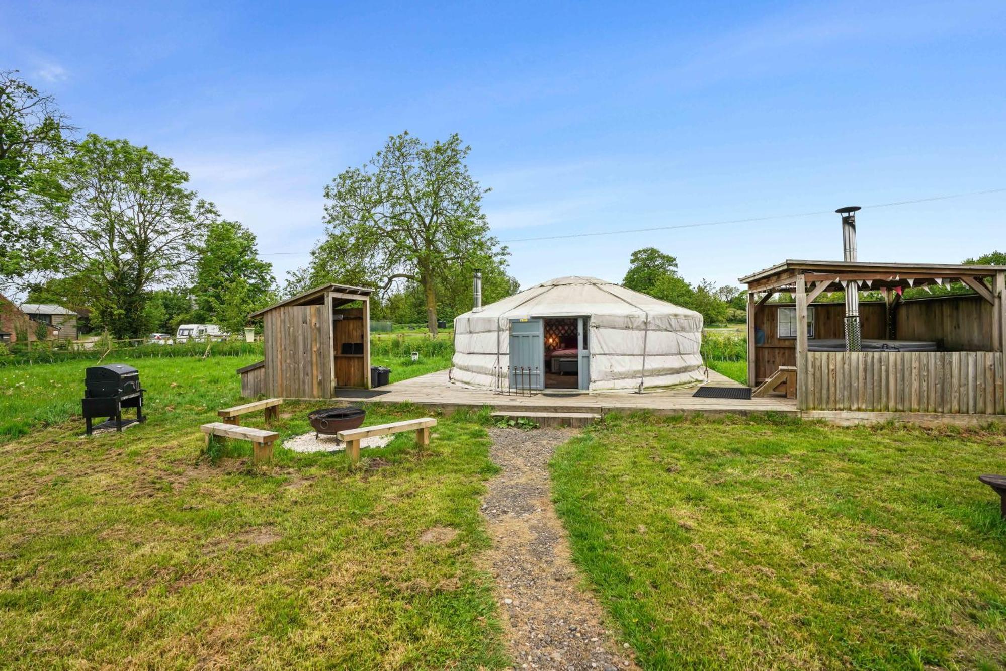 Hotel Glamp&Tipple Ltd Great Ellingham Esterno foto